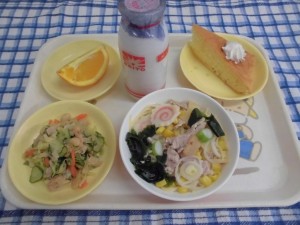 しょうゆラーメン・大豆のサラダ・オレンジ ≪おやつ≫　牛乳・ホットケーキ