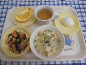 茎わかめの五目煮・凍り豆腐のみそ汁・オレンジ ≪おやつ≫　麦茶・ゆで卵