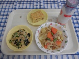 肉じゃが・納豆あえ ≪おやつ≫　牛乳・レーズンケーキ