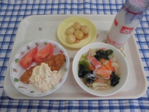 コッペパン・白身魚フライタルタルソース・わかめスープ・トマト ≪おやつ≫　牛乳・みたらしだんご