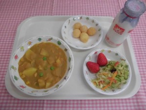 チキンカレー・福神あえ・いちご ≪おやつ≫　牛乳・きなこだんご