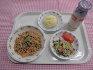 ビビンバ丼・ダイコーンサラダ・トマト ≪おやつ≫　牛乳・チーズむしパン
