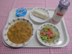 カレーライス・ごまドレッシングサラダ・こどもの日ゼリー ≪おやつ≫　牛乳・バナナロール