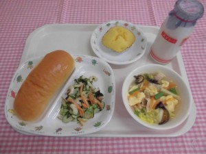 コッペパン・韓国風卵スープ・ゴマネーズあえ ≪おやつ≫　牛乳・野菜むしパン
