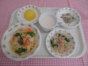 親子丼・おかかあえ・もも ≪おやつ≫　手作りのむヨーグルト・食べる煮干