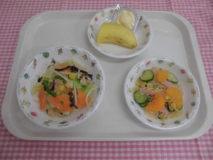 野菜炒め・バンサンスー ≪おやつ≫　バナナ・どうぶつチーズ