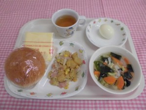 丸パン・スライスチーズ・ジャーマンポテト・わかめスープ ≪おやつ≫　麦茶・ゆで卵