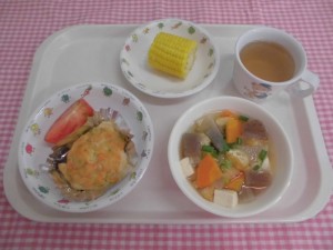 魚のもみじ焼き・たぬき汁・トマト ≪おやつ≫　麦茶・とうもろこし