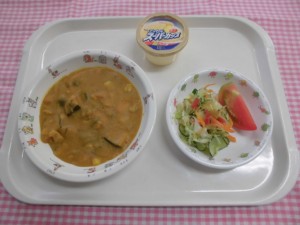 夏野菜カレー・福神あえ・トマト ≪おやつ≫　バニラアイスクリーム