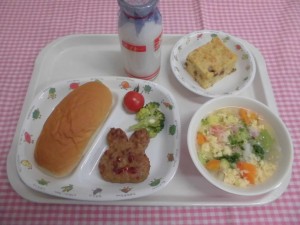 【誕生会献立】 コッペパン・うさぎハンバーグ・ふわふわスープ・ブロッコリー・プチトマト ≪おやつ≫　牛乳・レーズンケーキ