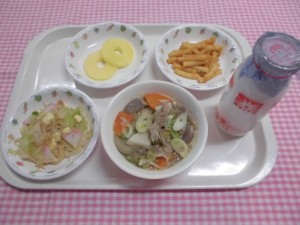 いも煮（山形県の郷土料理）・おかかチーズあえ・パイン ≪おやつ≫　牛乳・きなこマカロニ