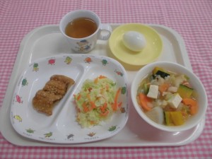 さんまのかば焼き・田舎汁・せんキャベツ ≪おやつ≫　麦茶・ゆで卵