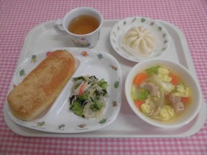きなこ揚げパン・野菜卵スープ・中華サラダ ≪おやつ≫　麦茶・肉まん