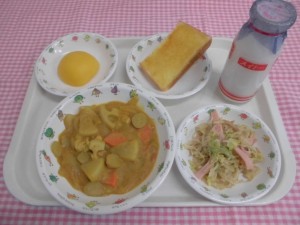 根菜和風カレー・ごまあえ・黄桃 ≪おやつ≫　牛乳・みそトースト