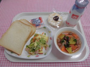 食パン・いちごジャム・チリコンカンスープ・白菜サラダ ≪おやつ≫　牛乳・おせんべい