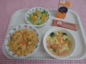チキンライス・カニ卵スープ・ごまドレッシングサラダ ≪おやつ≫　オレンジジュース・ウエハース