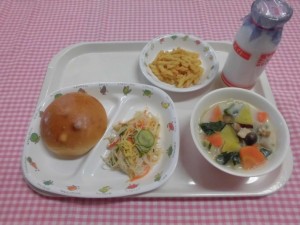 りんごパン・さつまいもとほうれん草のミルクスープ・ビーフンサラダ ≪おやつ≫　牛乳・きなこマカロニ
