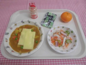 チーズカレー・おなます・みかん ≪おやつ≫　ヤクルト・まんてん黒豆