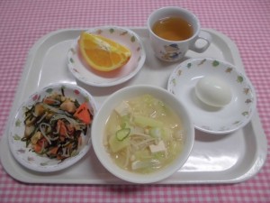 刻み昆布の煮物・みそ汁・オレンジ ≪おやつ≫　麦茶・ゆで卵