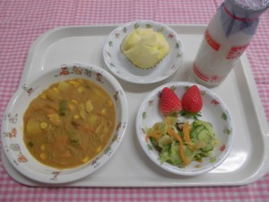 チキンカレー・福神あえ・いちご ≪おやつ≫　牛乳・チーズむしパン