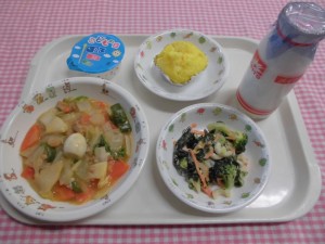 中華丼・ゴマネーズあえ・こどもの日ゼリー ≪おやつ≫　牛乳・野菜むしパン