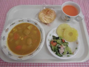 ミートボールカレー・フレンチサラダ・パイン ≪おやつ≫　野菜フルーツジュース・おせんべい