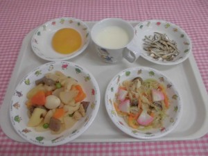 野菜の含め煮・ごまあえ・黄桃 ≪おやつ≫　手作りのむヨーグルト・食べる煮干