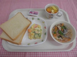 食パン・いちご＆マーガリン・ポテトサラダ・シルバースープ ≪おやつ≫　フルーツポンチ