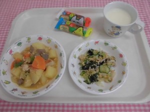 じゃがいものそぼろ煮・納豆あえ ≪おやつ≫　手作りのむヨーグルト・なぞなぞふがし