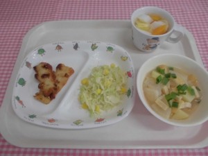 竹輪のかば焼き・凍り豆腐のみそ汁・せんキャベツ ≪おやつ≫　杏仁フルーツ