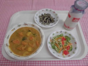 夏野菜カレー・福神あえ ≪おやつ≫　牛乳・ごまマカロニ