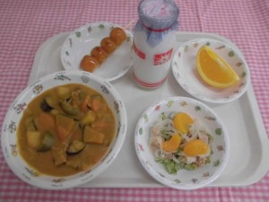 夏野菜カレー・シーチキンの酢のもの・オレンジ ≪おやつ≫　牛乳・みたらしだんご