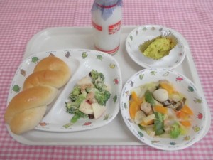 ねじりパン・八宝菜・りんごサラダ ≪おやつ≫　牛乳・スイートポテト
