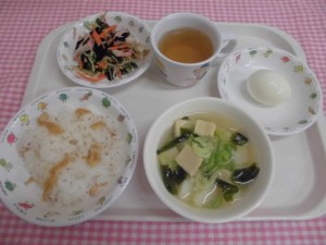 きつねごはん・凍り豆腐のみそ汁・磯香あえ ≪おやつ≫　麦茶・ゆで卵