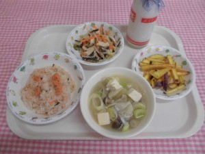 鮭のまぜごはん・きのこ汁・ささみともやしのあえもの ≪おやつ≫　牛乳・おさつかりんとう