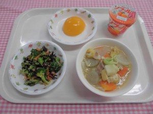 根骨汁・ブロッコリーのごま酢あえ・黄桃 ≪おやつ≫　ヨーグルト