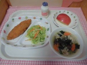 コッペパン・白身フライ・わかめスープ・添え野菜 ≪おやつ≫　ヨーク・りんご（サンふじ）