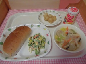 甘納豆パン・ミートボールスープ・ポパイサラダ ≪おやつ≫　ジョア（りんご味）・ごまみそだんご