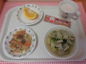 切干大根の煮物・凍り豆腐のみそ汁・オレンジ ≪おやつ≫　手作りのむヨーグルト・ウエハース